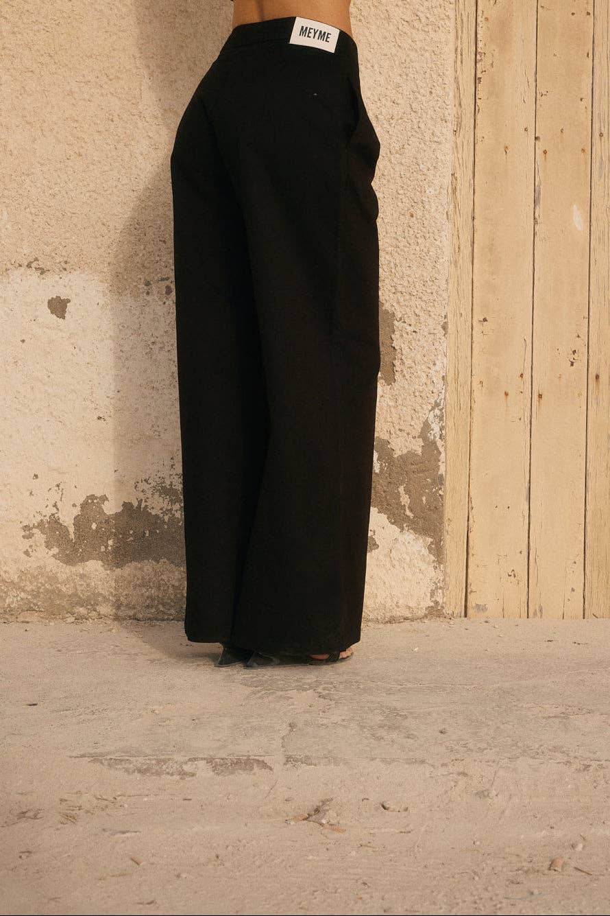 Pleated trousers with piping